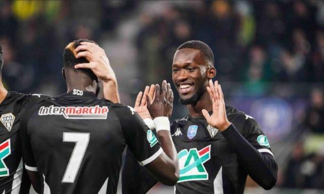 今夜法甲焦点战，里昂强势反弹，气氛紧张，赛季目标并未改变 