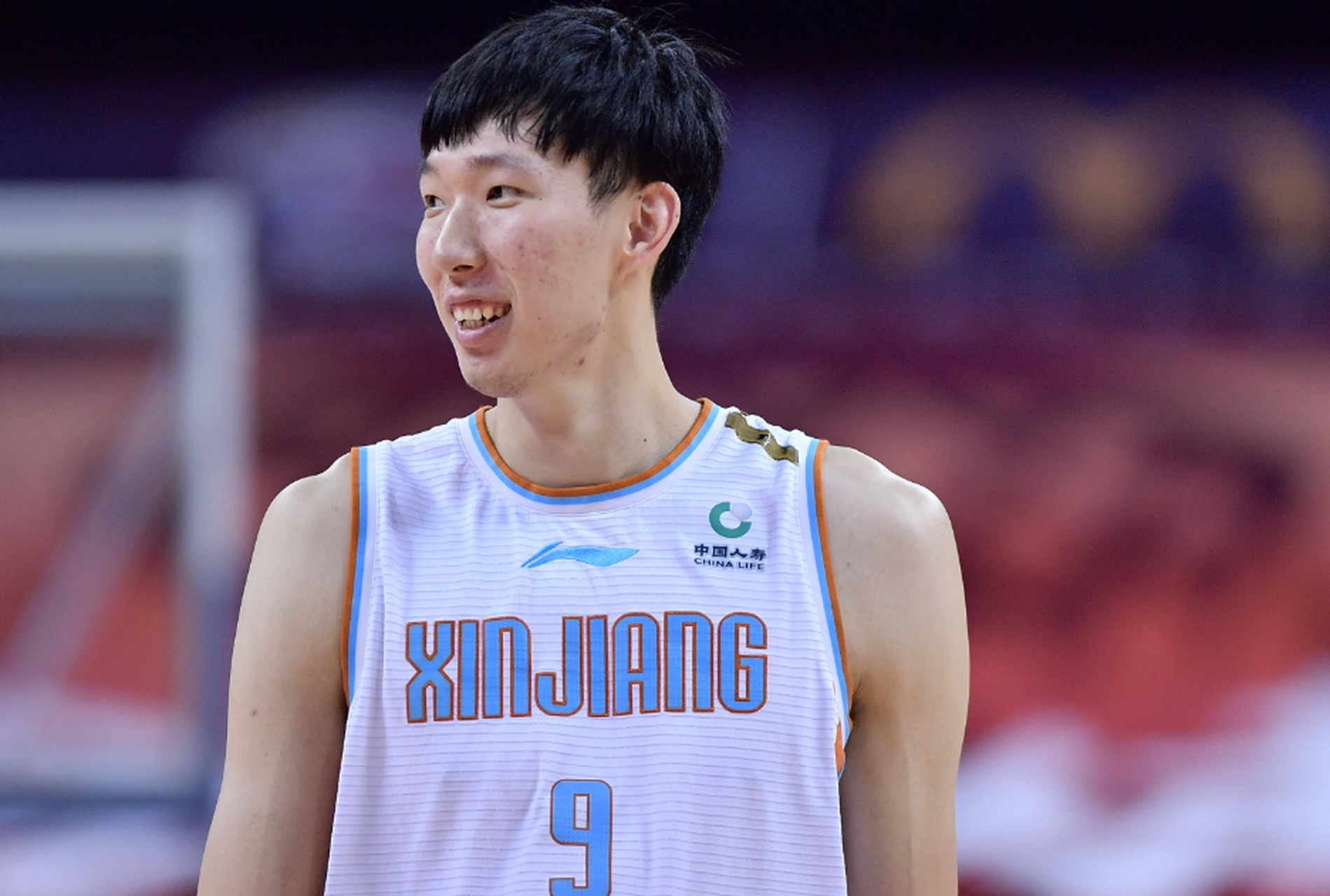 赛前新疆广汇调整名单以备CBA季后赛；回应争议环节打磨；气氛紧张；更衣室氛围转暖的简单介绍