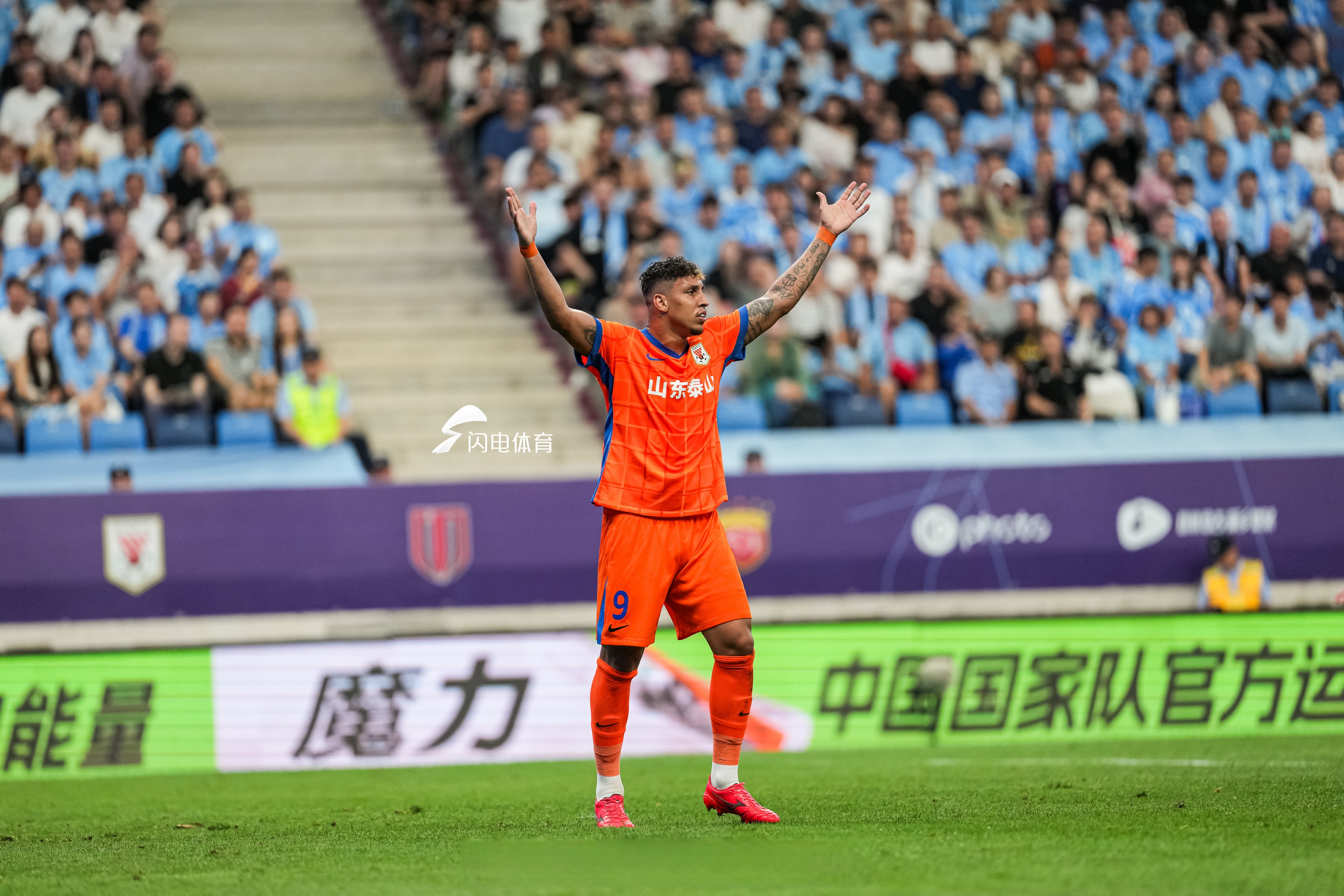 里程碑夜！多伦多猛龙防线松动；足总杯转会期刷纪录；球迷炸锅；身体对抗强度拉满 