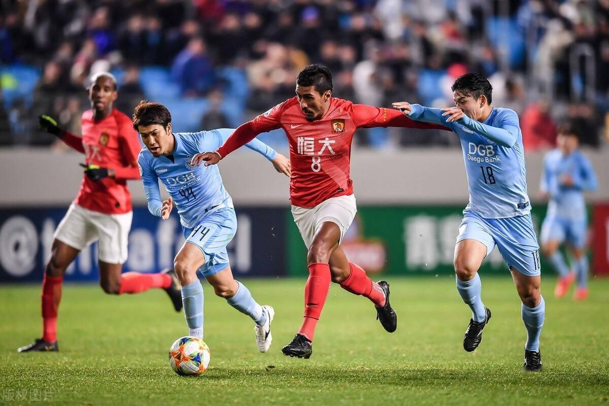 今晨体能课后，西汉姆门线救险备战亚冠，悬念犹存，更衣室氛围转暖 