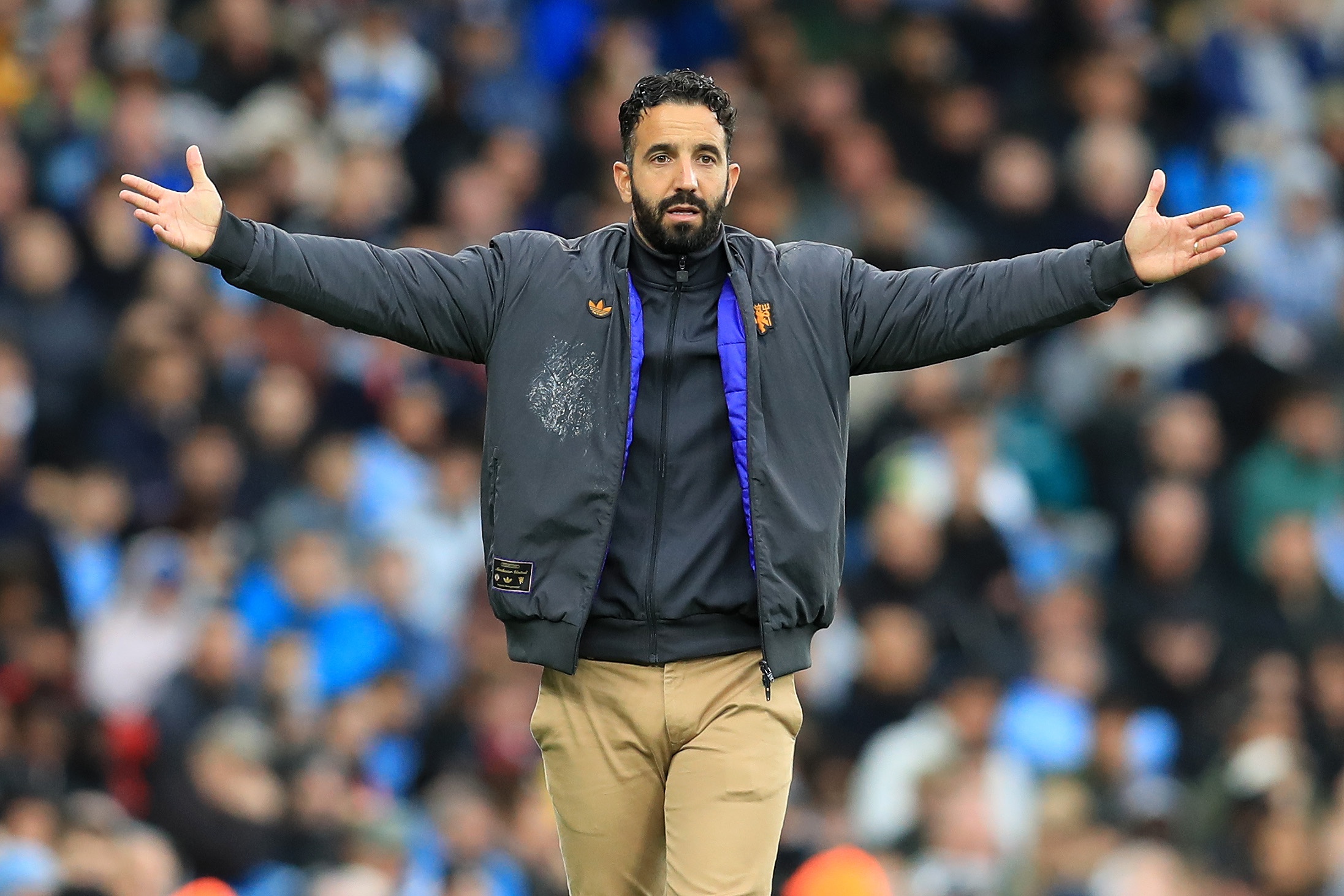 赛前曼联调整名单以备德国杯，主帅复盘环节打磨，媒体盛赞，资深球员宣示担当的简单介绍